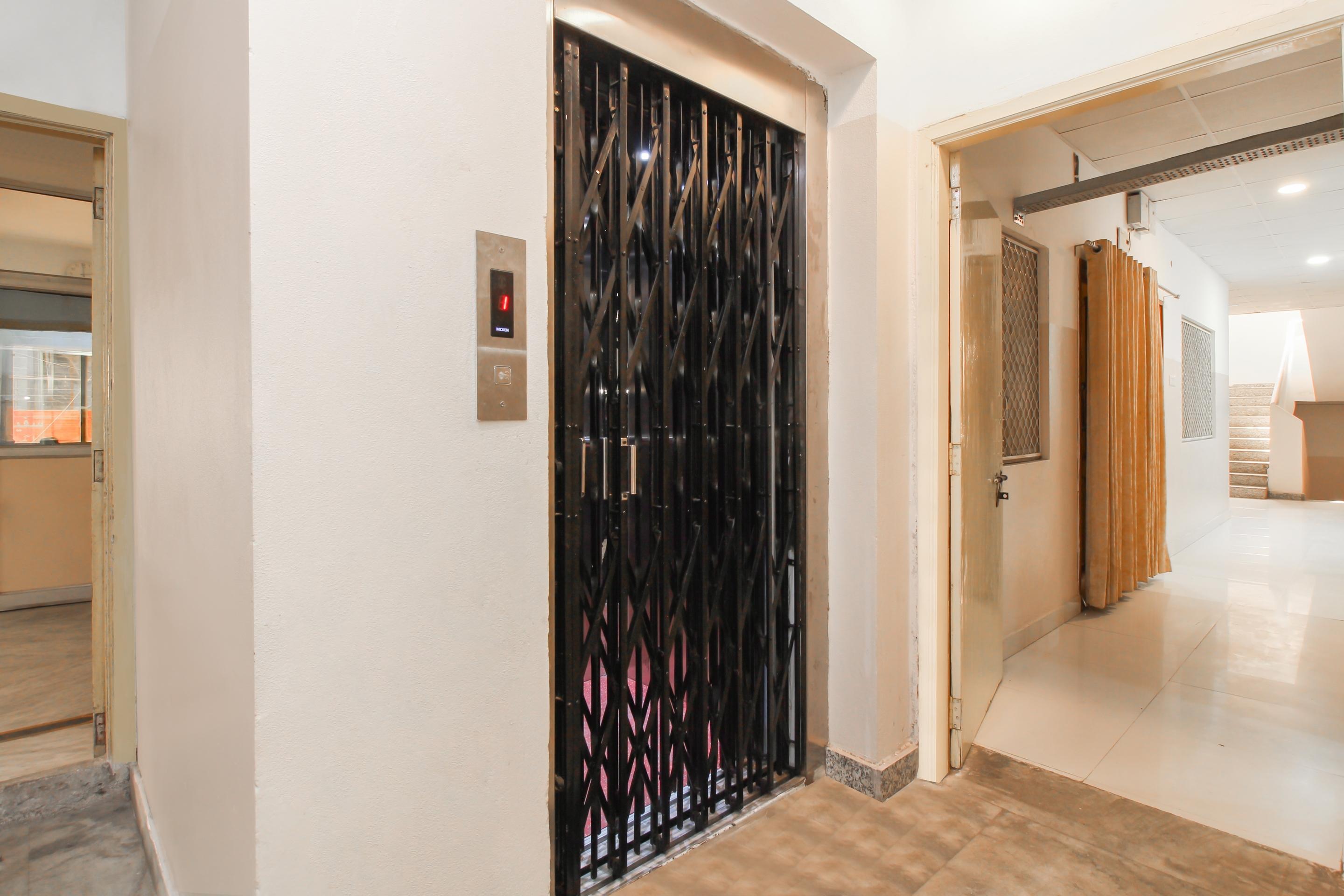 Oyo 37499 Saba Service Apartments Haïdarabad Extérieur photo
